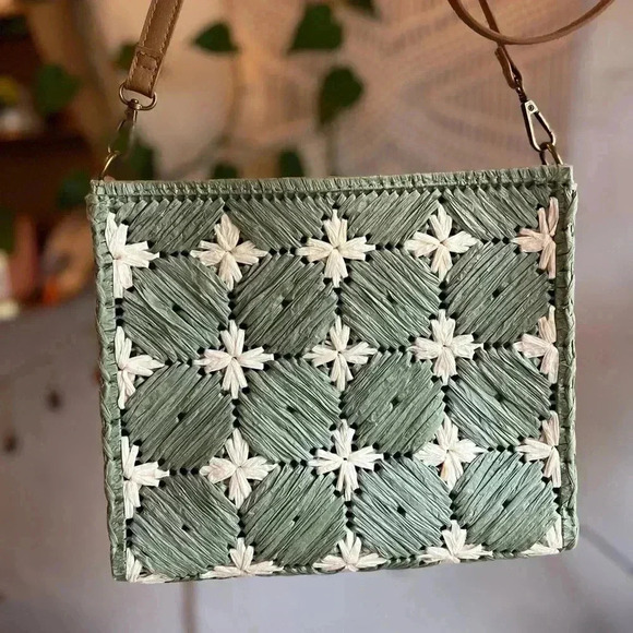 Boho Handwoven Green Straw Crossbody Bag - 9x9 Square Raffia Purse Like New - Picture 3 of 10
